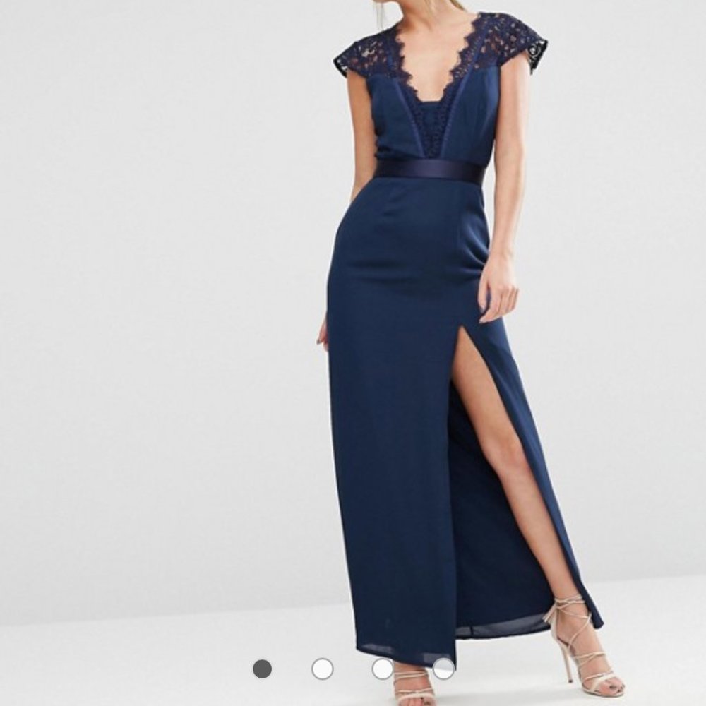 Elise Ryan Scallop Lace Maxi Dress w/ Thigh Split